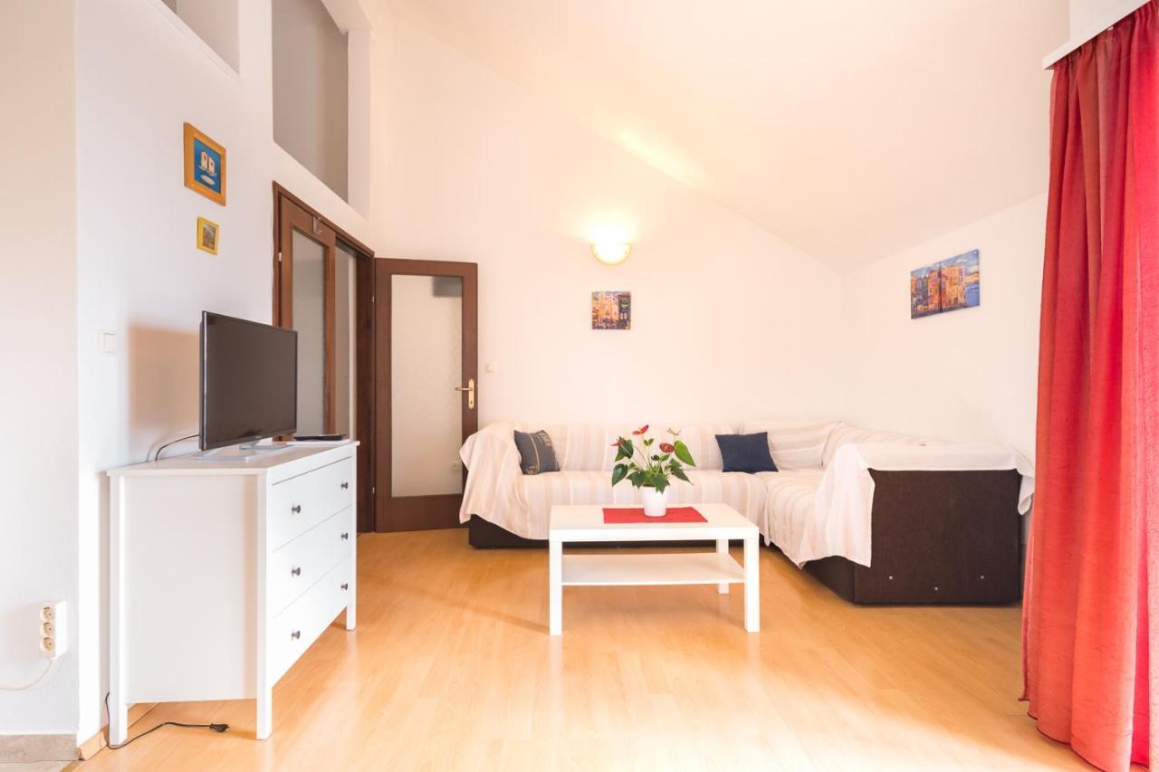 Apartments With A Parking Space Njivice, Krk - 5427 Екстер'єр фото